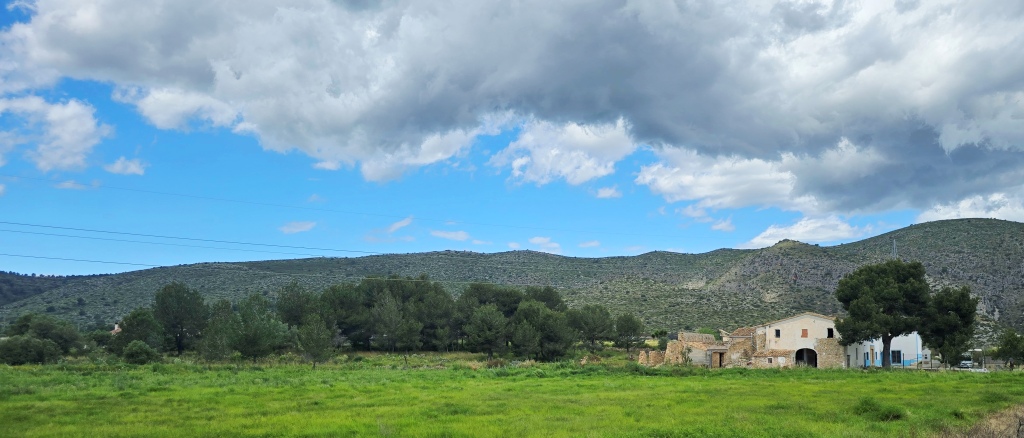 SE VENDE ESPACIOSA FINCA RUSTICA CON AMPLIO TERRENO cerca de todos los comunicaciones