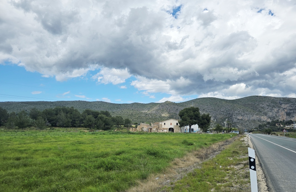 SE VENDE ESPACIOSA FINCA RUSTICA CON AMPLIO TERRENO cerca de todos los comunicaciones