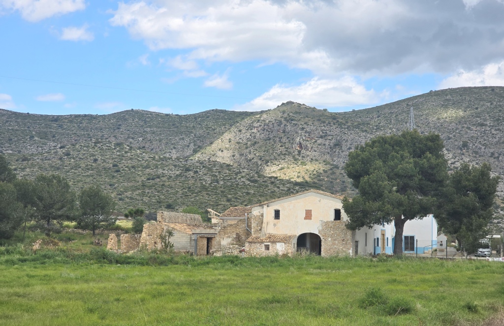 SE VENDE ESPACIOSA FINCA RUSTICA CON AMPLIO TERRENO cerca de todos los comunicaciones