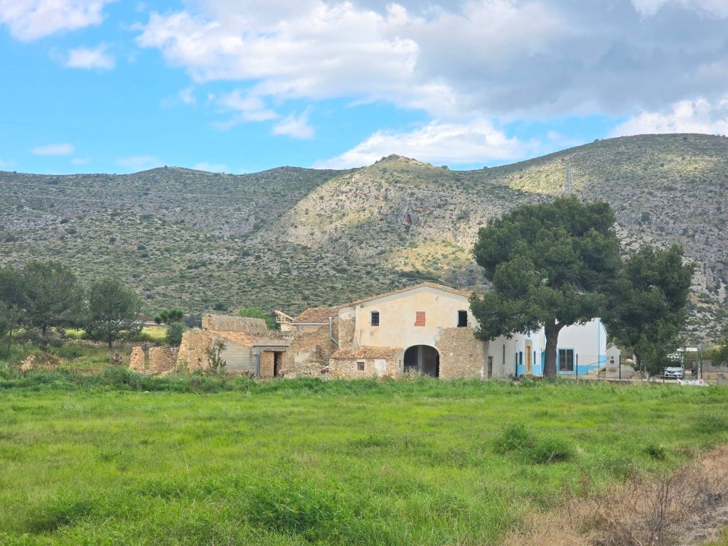 SE VENDE ESPACIOSA FINCA RUSTICA CON AMPLIO TERRENO cerca de todos los comunicaciones
