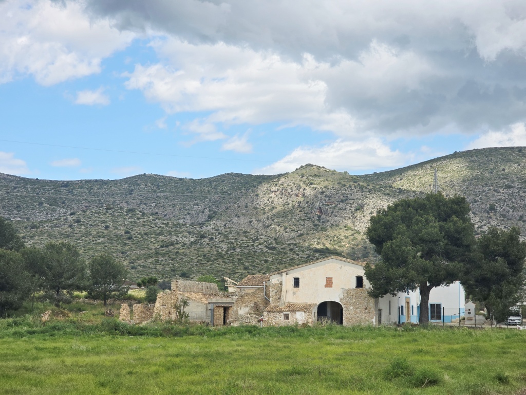 SE VENDE ESPACIOSA FINCA RUSTICA CON AMPLIO TERRENO cerca de todos los comunicaciones