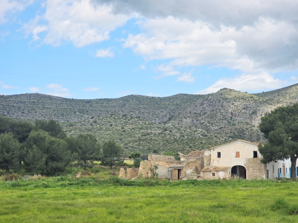 SE VENDE ESPACIOSA FINCA RUSTICA CON AMPLIO TERRENO cerca de todos los comunicaciones
