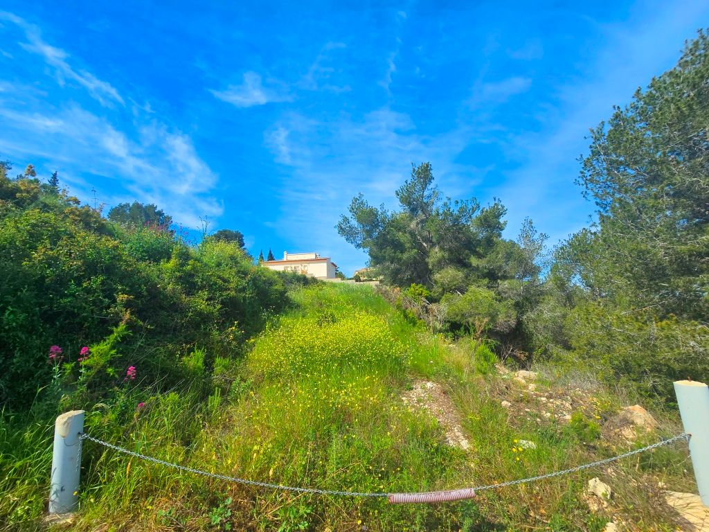 Se vende parcela urbana en Moraira para construccion villa de sueno